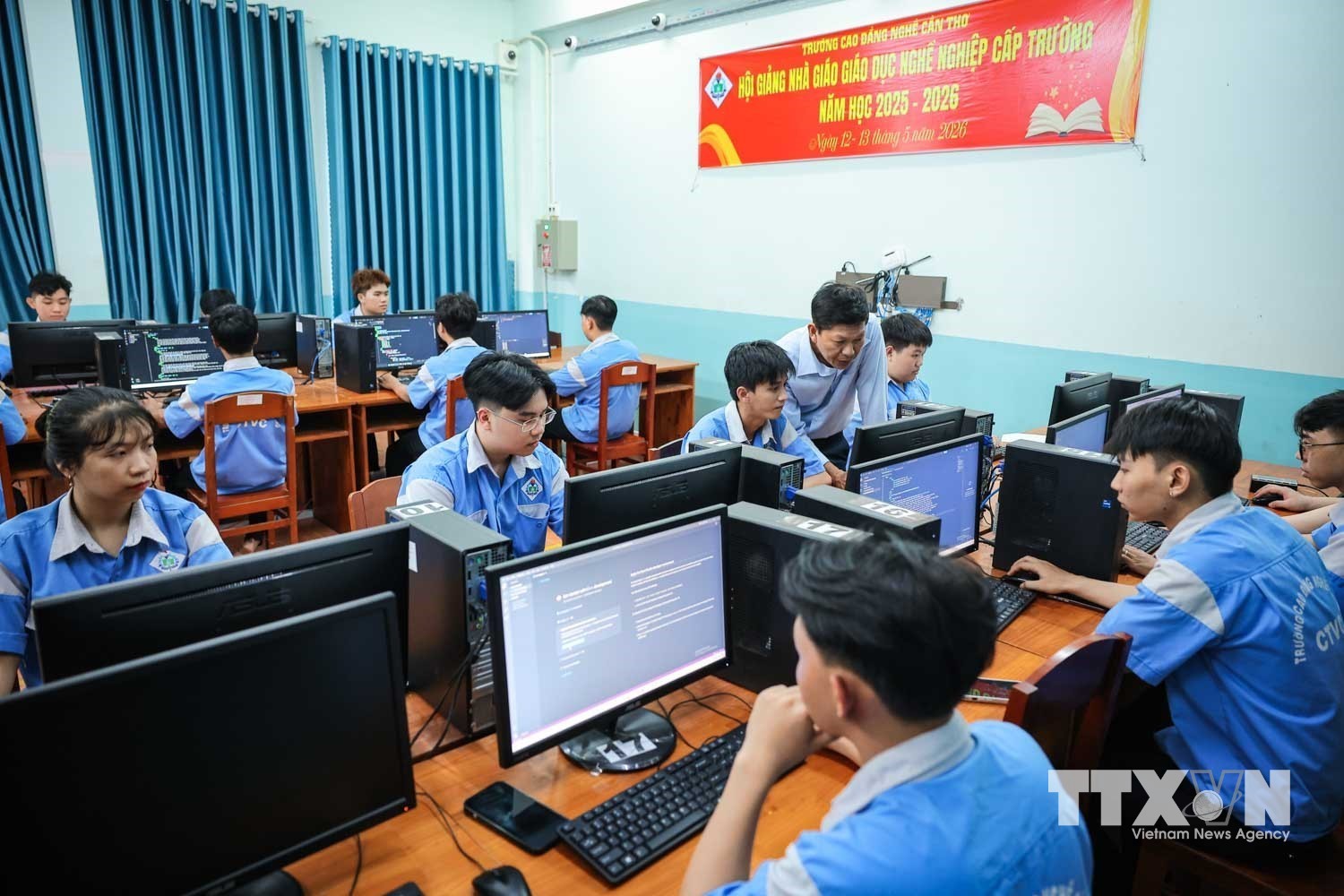 Sinh viên Trường Cao đẳng Nghề Cần Thơ học lập trình gắn với thực hành điều khiển robot, qua đó vận dụng kiến thức công nghệ vào giải quyết các bài toán kỹ thuật thực tế. (Ảnh: Hoàng Hiếu/TTXVN)